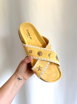 Mules jaunes et Charms