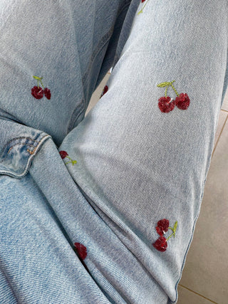 Jean brodé cerises et sequins
