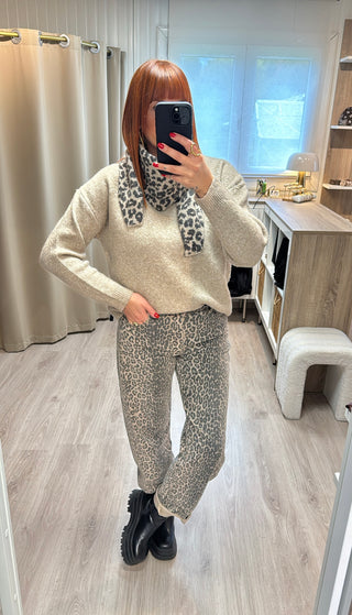Pull et écharpe léopard beige