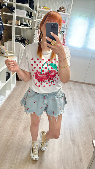 T-shirt cerises et clous dorés