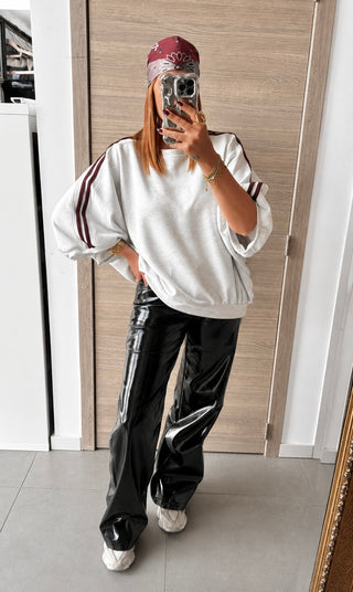 Sweat oversize gris à bandes bordeaux