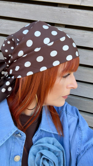 Foulard à pois iconique marron et blanc