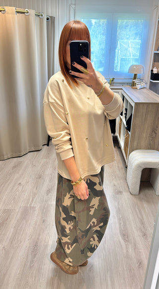 Sweat beige à détails cœurs dorés