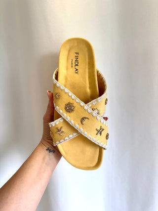 Mules jaunes et Charms
