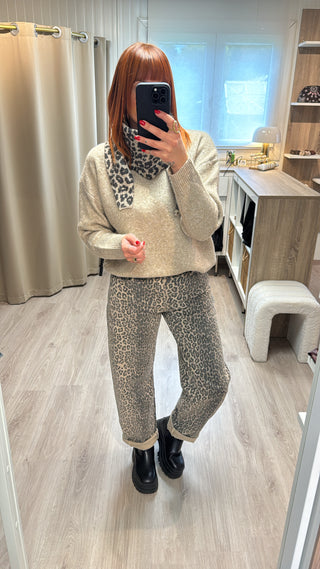 Pull et écharpe léopard beige