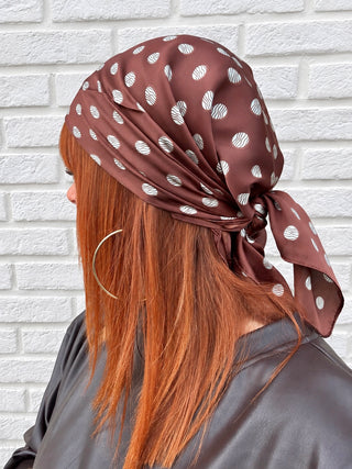 Foulard à pois marron